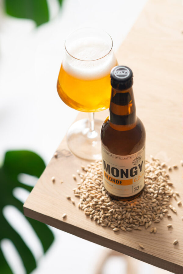 biere blonde sur table avec graines brasserie cambier