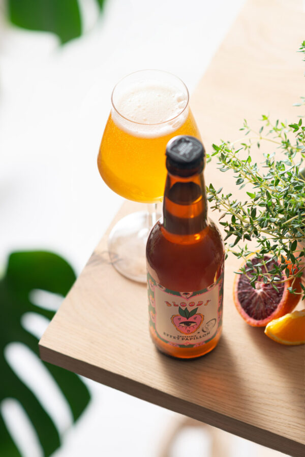 biere bloode sur table avec agrumes brasserie effet papillon