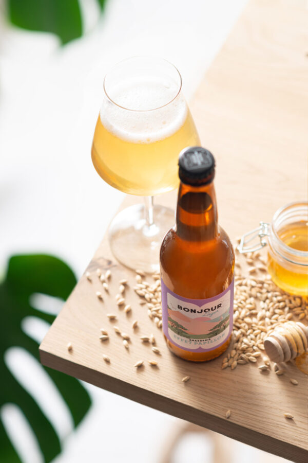 biere lager sur table avec miel brasserie effet papillon