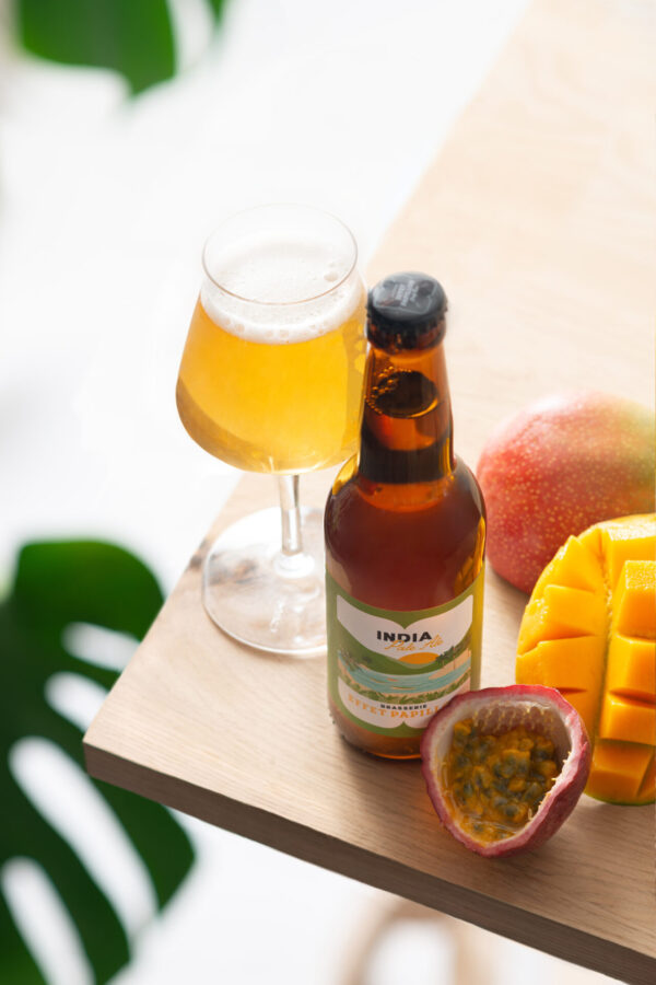 biere ipa sur table avec fruits exotiques brasserie effet papillon