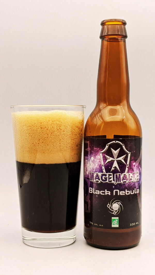 Bière Black Nebula avec un verre