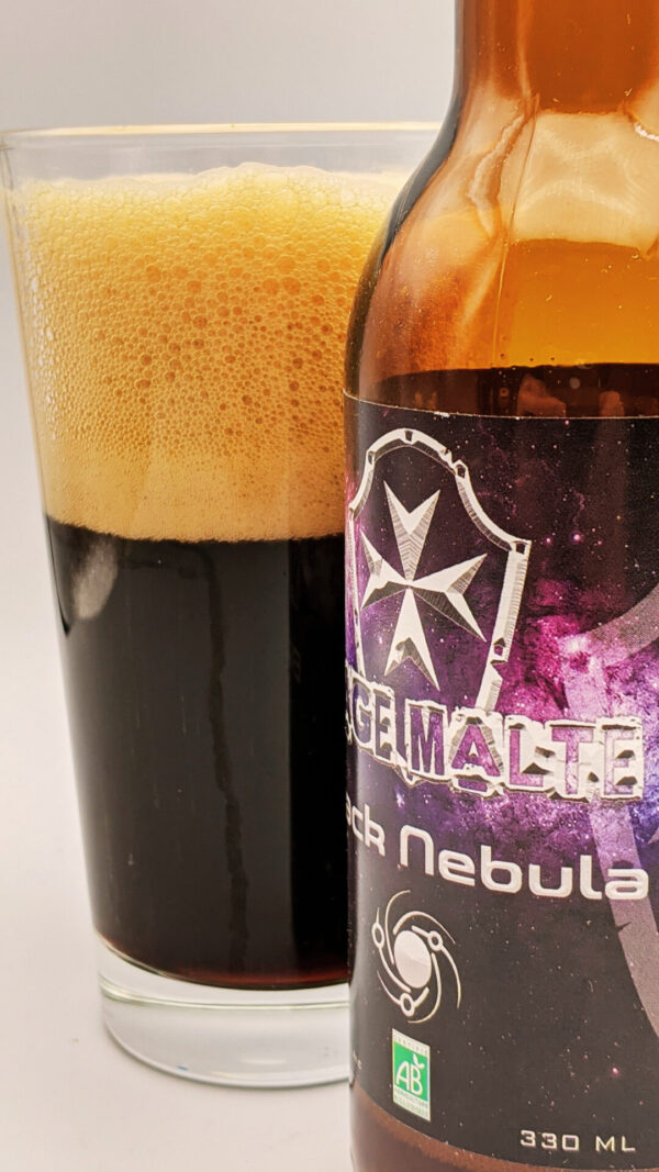 Bière Black Nebula avec son verre prise de près