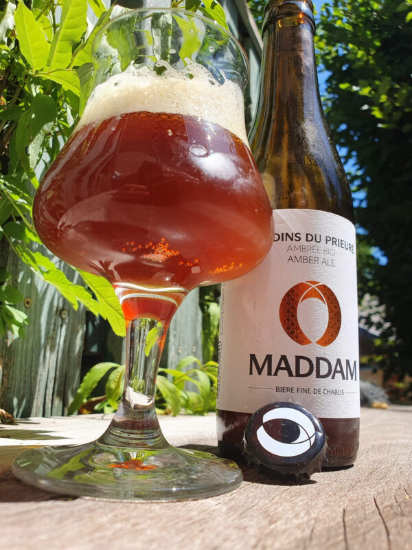 biere artisanale Jardin du Prieure de la brasserie maddam dans une verre de bière