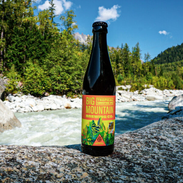 tropical smoothie ipa de la brasserie artisanale Big Mountain Brewing Company par adopte un brasseur avec verre de bière et montagne